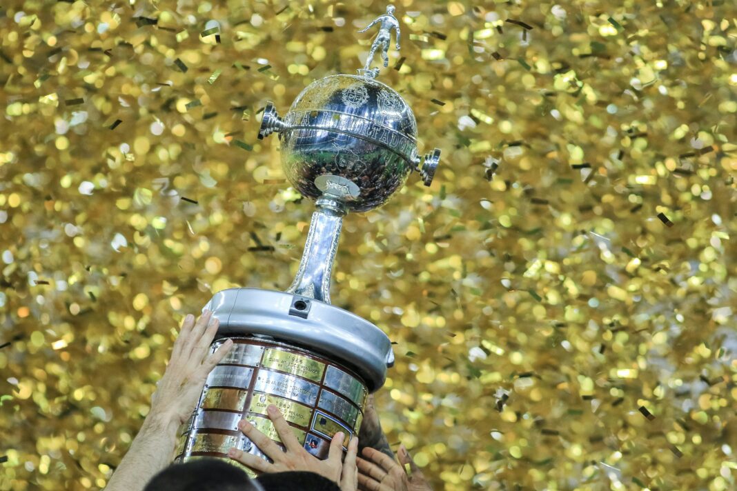 O futebol brasileiro segue dominando o cenário sul-americano, especialmente na Libertadores, onde seis clubes estão entre os mais valiosos do continente, segundo o levantamento do Transfermarkt (Foto: Unsplash)