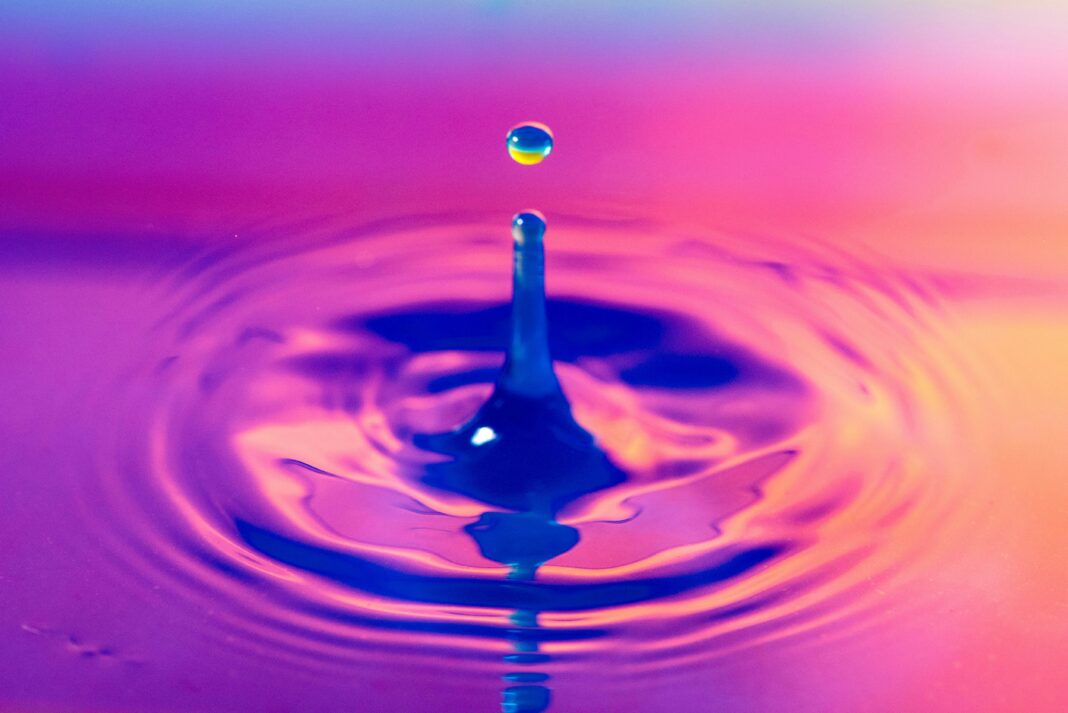 Estudo mostra comportamentos inéditos da água ao passar por nanoporos, abrindo caminho para avanços tecnológicos (Foto: Unsplash)