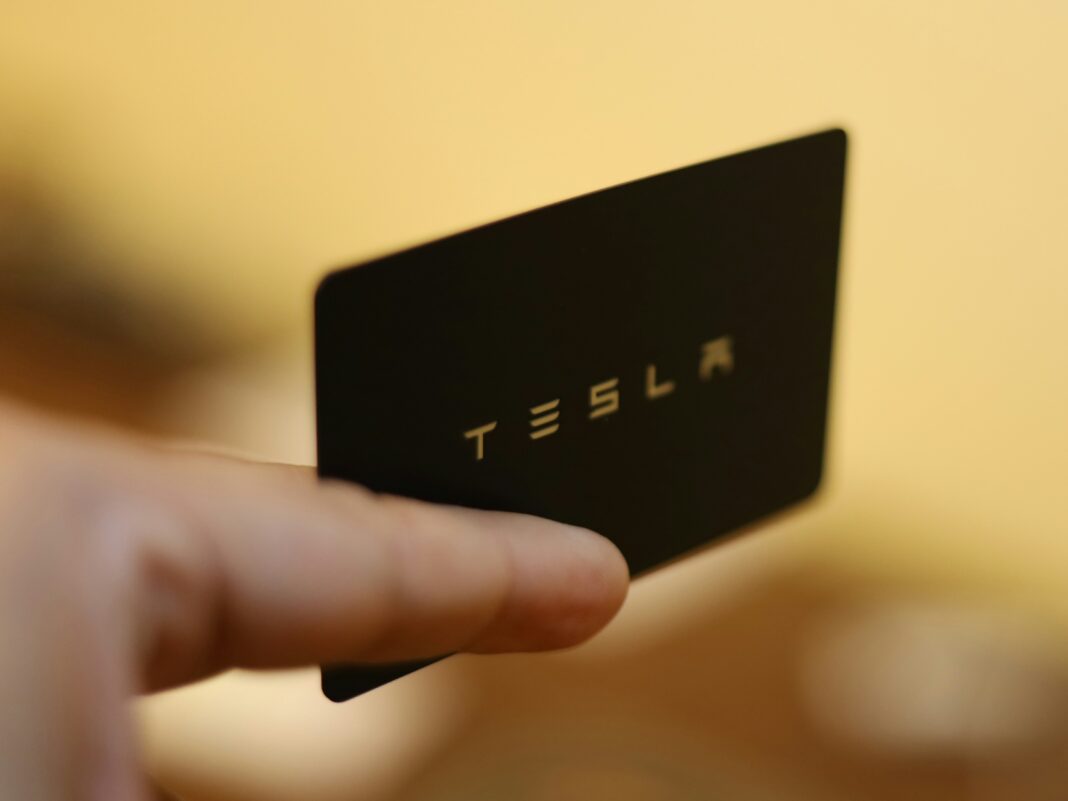 Família de motociclista falecido alega falhas no sistema Autopilot da Tesla, responsabilizando a empresa por acidente trágico (Foto: Unsplash)