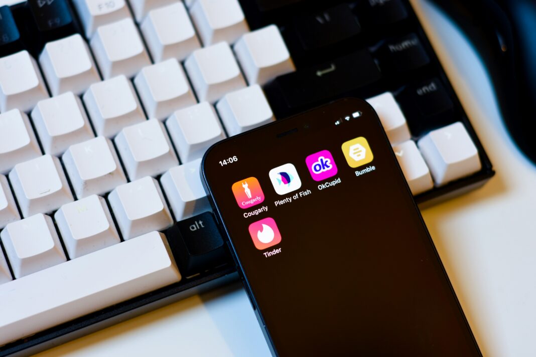 Tinder e Bumble enfrentam queda no mercado e mudança de comportamento dos usuários em direção a encontros presenciais (Foto: Unsplash)