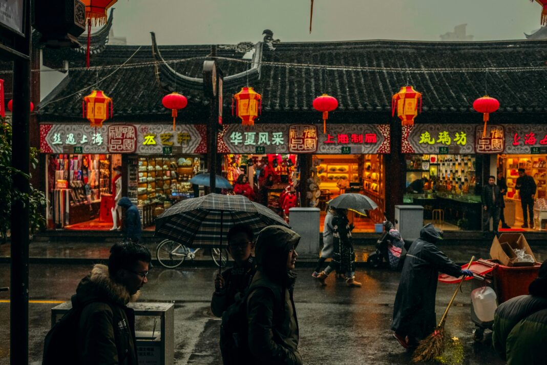 Esse movimento é impulsionado pela necessidade de desenvolver tecnologias avançadas dentro do país, especialmente após a OpenAI restringir o acesso ao seu software de desenvolvimento na China em julho e devido às regulações de Pequim que exigem aprovação para o lançamento de ChatBots no país (Foto: Unsplash)