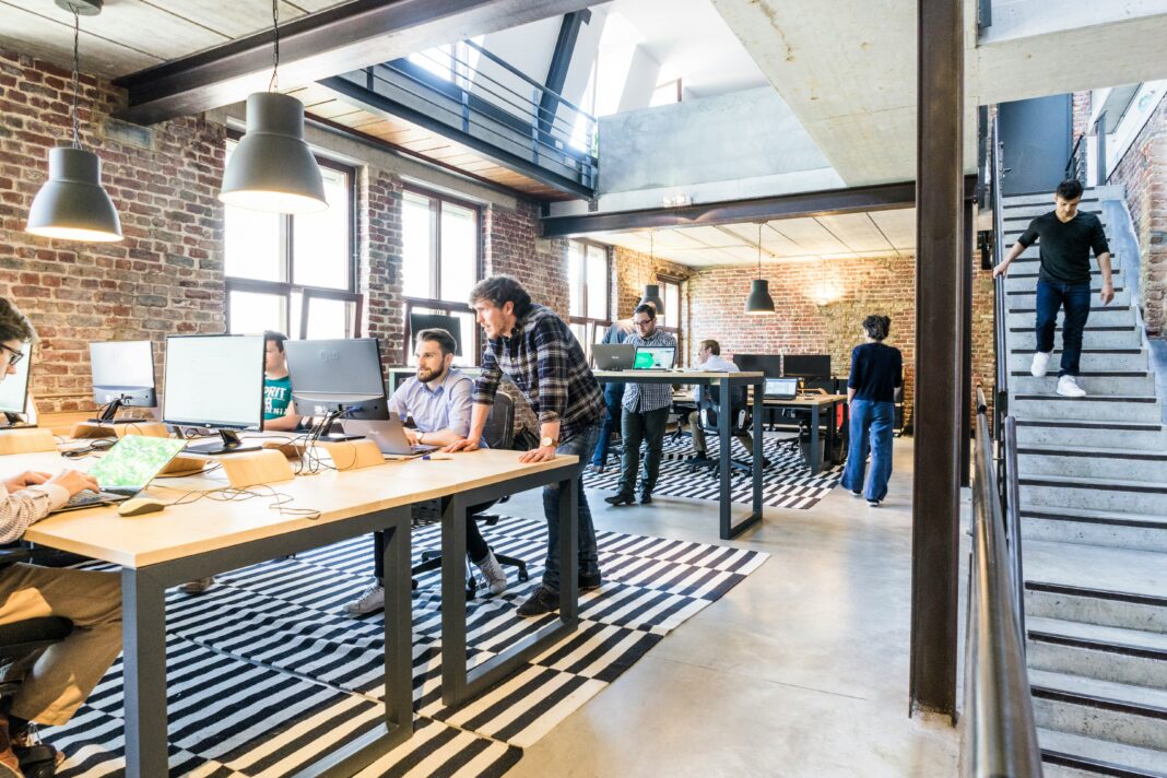 Atualmente, a empresa trabalha projetando semicondutores e softwares que visam otimizar o desempenho e tarefas da tecnologia (Foto: Unsplash)