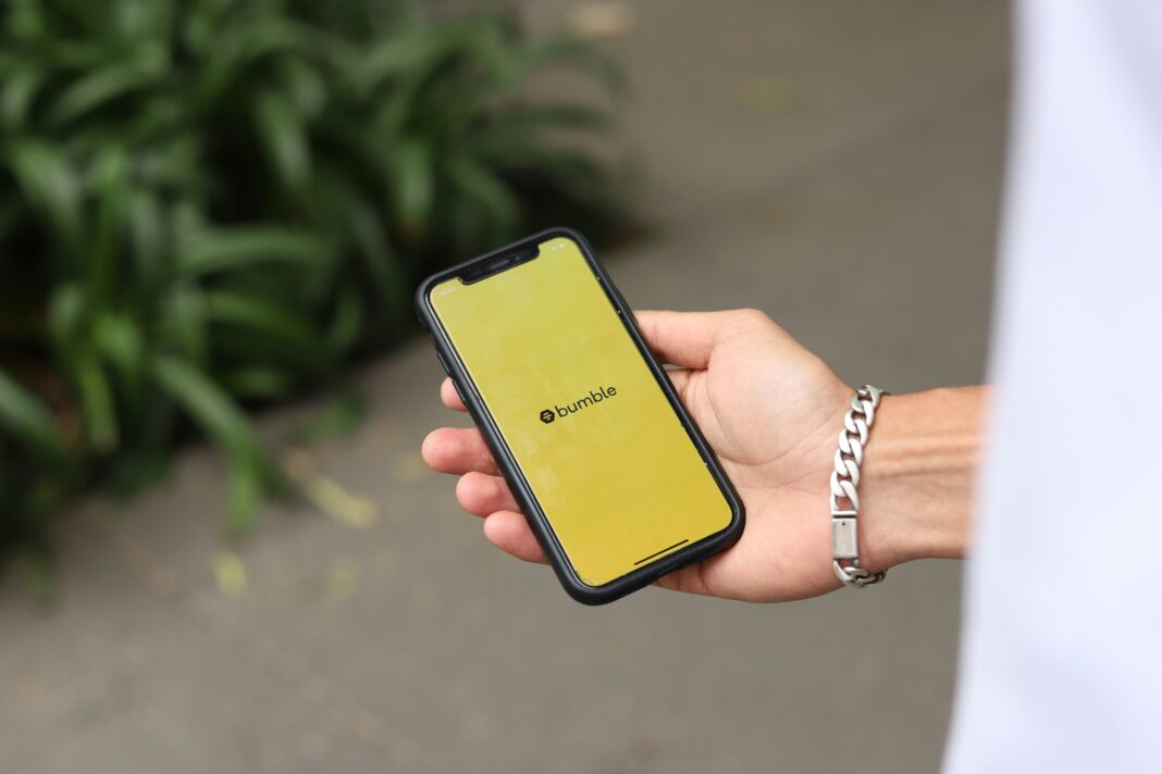 O aplicativo de relacionamentos Bumble está se preparando para lançar novas funcionalidades baseadas em inteligência artificial (IA). (Foto: Unsplash)