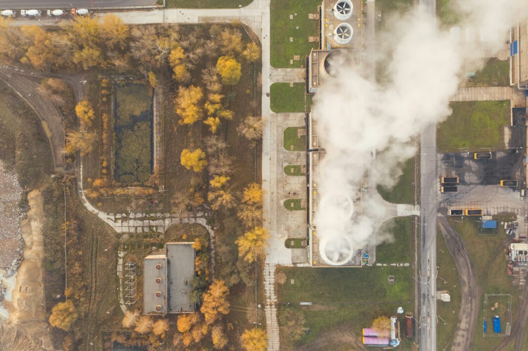 A crescente demanda por inteligência artificial generativa pode fazer com que as emissões de gases de efeito estufa (GEE) nos data centers tripliquem até o final da década (Foto: Unsplash)
