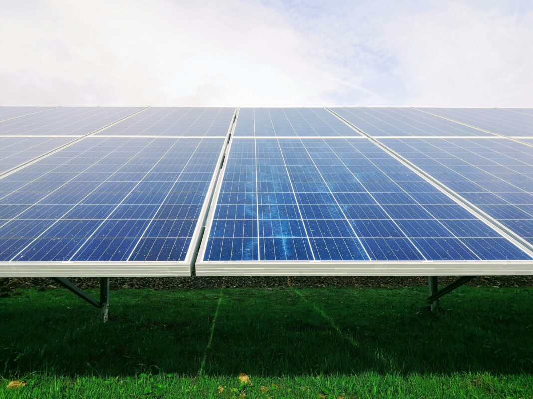 Para solucionar esse problema, o financiamento de sistemas de energia solar surge como uma alternativa viável, permitindo que os consumidores paguem o investimento em parcelas que se ajustam ao seu orçamento, seja residencial ou empresarial (Foto: Unsplash)