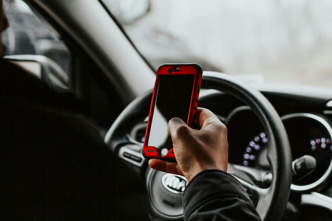 Estudo revela que motoristas com assistência autônoma tendem a se distrair mais frequentemente (Foto: Unsplash)