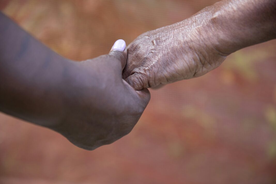Vítima acreditava estar em relacionamento com falso Elon Musk e comprou cartões da App Store para o golpista (Foto: Unsplash)