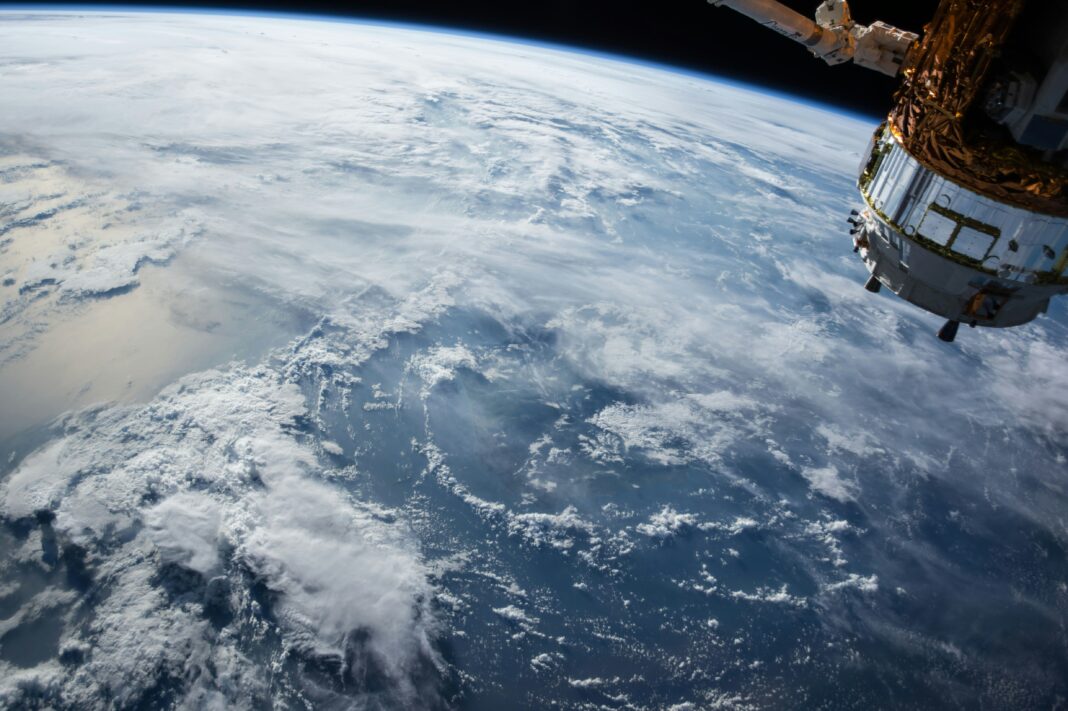 Com uma altitude de aproximadamente 1.400 quilômetros, a Polaris Dawn é a missão tripulada mais distante desde as missões lunares Apollo da NASA na década de 1970 (Foto: Unsplash)