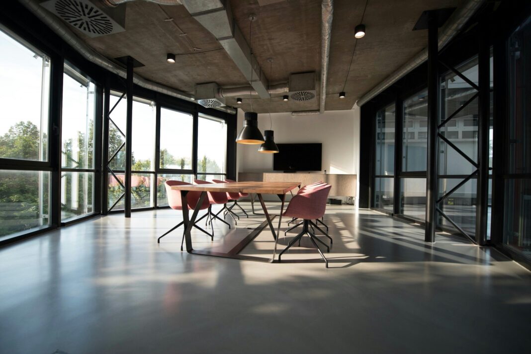 Na contramão de muitas grandes empresas de tecnologia, a Amazon, liderada por seu CEO Andy Jassy, anunciou que seus funcionários deverão retornar ao trabalho presencial cinco dias por semana a partir de janeiro de 2025 (Foto: Unsplash)