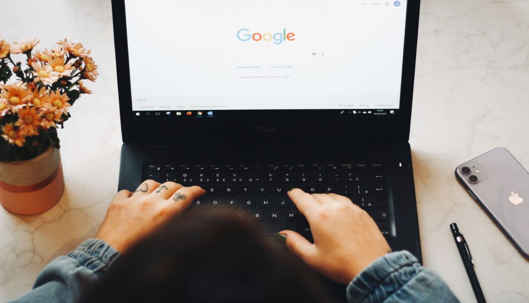 O SearchGPT, a aposta da OpenAI para competir diretamente com o Google, não obteve resultados favoráveis nos primeiros testes (Foto: Unsplash)