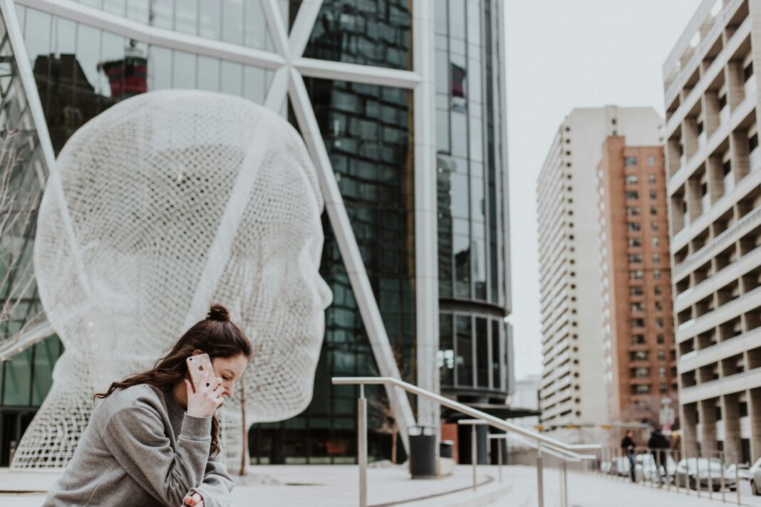 Anatel prepara plataforma para identificar golpes e ligações de robôs (Foto: Unsplash)