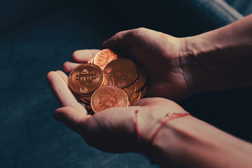 Novas revelações expõem ator no papel de executivo em golpe milionário e ex-atleta Jucilei entre as vítimas (Foto: Unsplash)