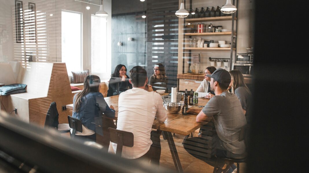 A versão Enterprise, lançada há um ano, oferece funcionalidades adicionais e maior privacidade, com o objetivo de aumentar a receita e compensar os elevados custos de desenvolvimento de produtos (Foto: Unsplash)