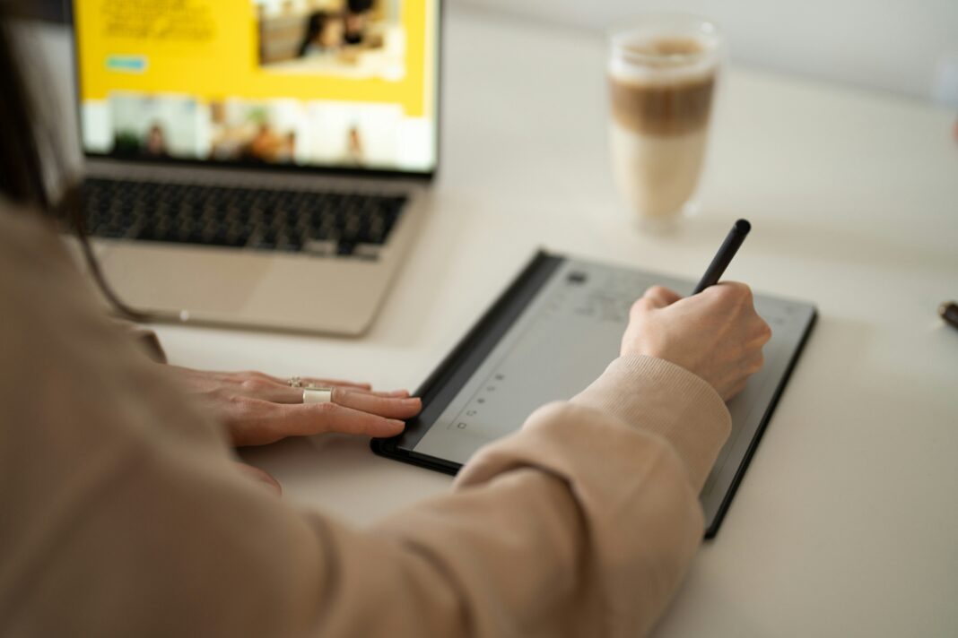 Estudo revela que 4 em cada 10 líderes admitem simular produtividade no ambiente corporativo, intensificando um ciclo de pressão e ansiedade entre equipes (Foto: Unsplash)