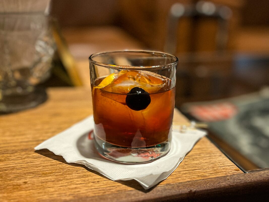 Pesquisadores alertam que até o consumo moderado de bebidas alcoólicas pode aumentar as chances de desenvolver a doença (Foto: Unsplash)