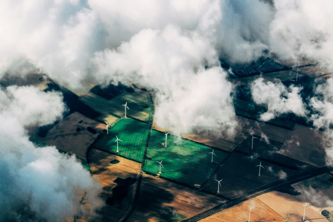 Relatório destaca a necessidade de modernizar redes elétricas e aumentar a eficiência para reduzir emissões e custos (Foto: Unsplash)