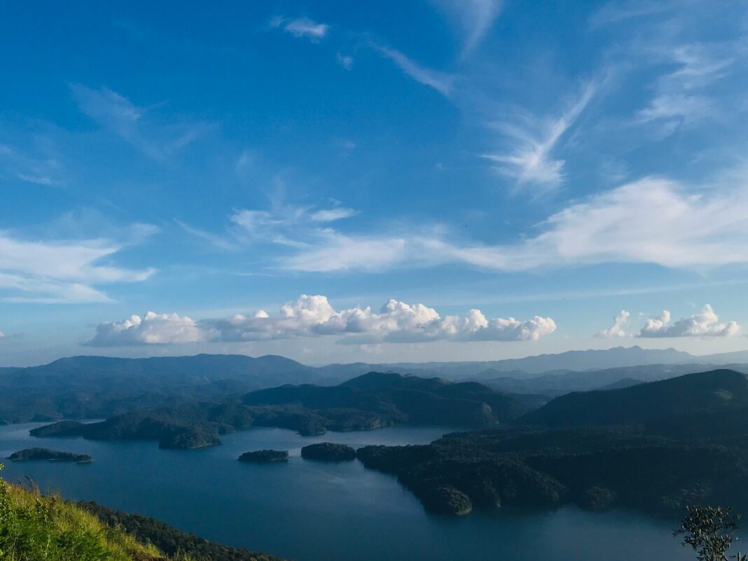 Plataforma popular corre o risco de ser suspensa por não atender exigências da legislação brasileira (Foto: Unsplash)
