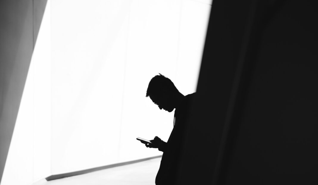 Estudo revela o impacto do uso excessivo de celulares na vida social e emocional da população (Foto: Unsplash)