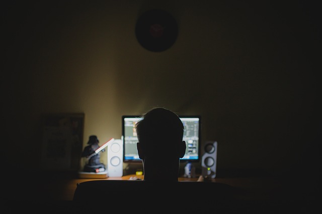 Empresas de inteligência artificial e grandes players da tecnologia estão se unindo para enfrentar o problema de deepfakes pornográficas e imagens de abuso sexual (Foto: Unsplash)