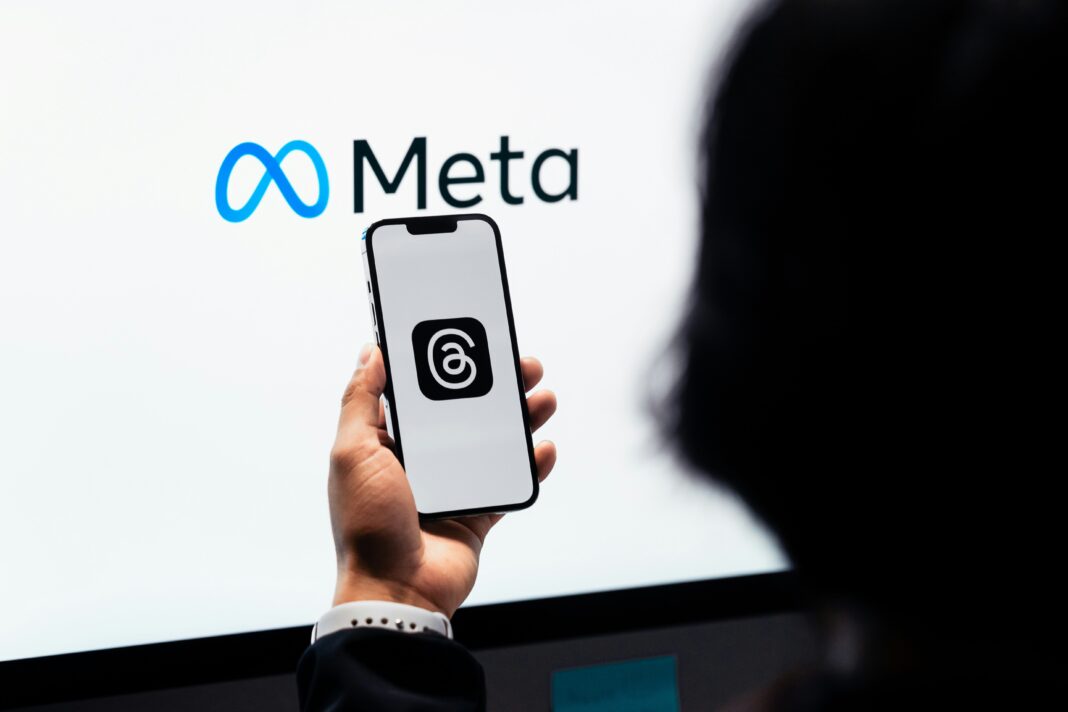 A Meta Platforms anunciou nesta quarta-feira (9) a expansão de seu chatbot de Inteligência Artificial, o Meta AI, para 21 novos países, incluindo o Brasil (Foto: Unsplash)