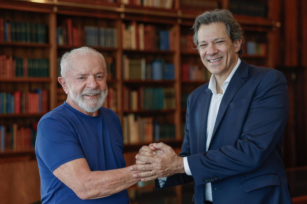O ministro da Fazenda, Fernando Haddad, anunciou que se reunirá com o presidente Luiz Inácio Lula da Silva nesta segunda-feira (4) para definir as últimas medidas de contenção de gastos públicos, fundamentais para o ajuste fiscal do governo (Foto: Facebook)