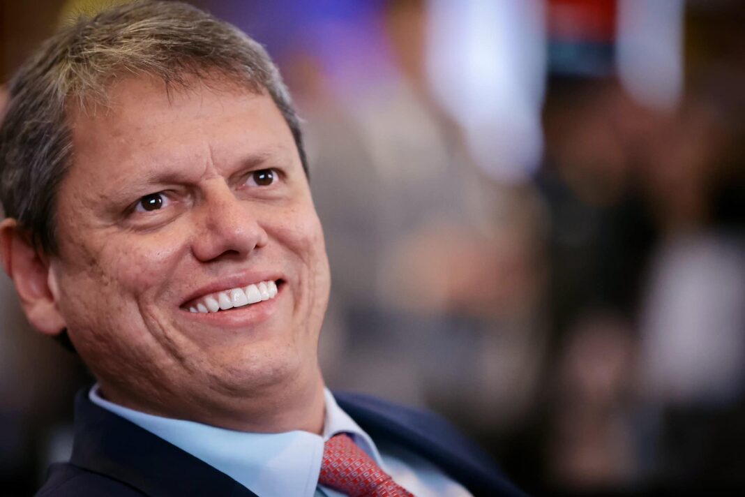 O governador de São Paulo, Tarcísio de Freitas (Republicanos), abriu um novo capítulo de sua trajetória política, com vistas à eleição de 2026, após declarações controversas contra o candidato Guilherme Boulos (PSOL), que geraram uma onda de reações no cenário político (Foto: Facebook)
