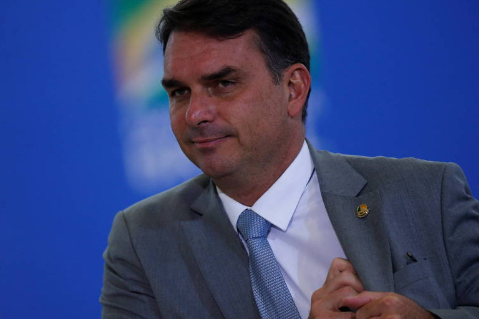 Em entrevista à CNN nesta quarta-feira (6), o senador Flávio Bolsonaro (PL-RJ) comentou a recente eleição de Donald Trump nos Estados Unidos, enfatizando que o republicano está mais “maduro” (Foto: Instagram)