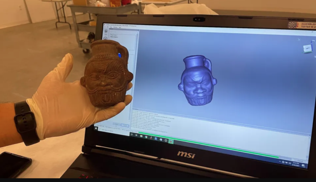 Vaso esculpido com a figura de um deus-anão guarda vestígios de bebida usada em cerimônias e mitos (Foto: Instagram)