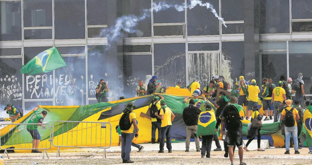 A Justiça argentina determinou a prisão de 61 brasileiros condenados por envolvimento nos ataques às sedes dos Três Poderes, ocorridos em 8 de janeiro de 2023 (Foto: Instagram)