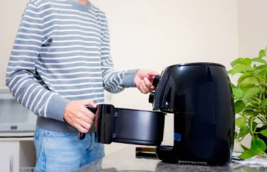 A air fryer conquistou espaço nas cozinhas pela promessa de refeições mais saudáveis e rápidas (Foto: Unsplash)