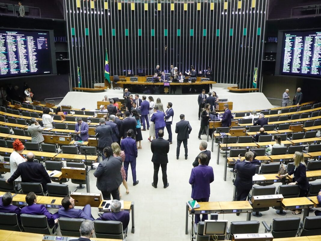 Os partidos de centro, como MDB e PSD, contribuíram com 13 assinaturas cada (Foto: Câmara)