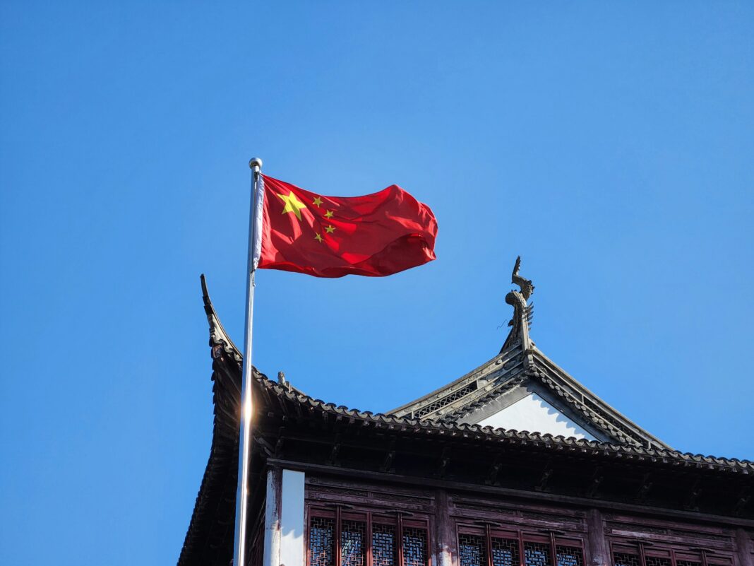 O presidente da China, Xi Jinping, ressaltou nesta quarta-feira (20) a complexidade dos conflitos que afetam o mundo, destacando a necessidade de soluções políticas e a união de esforços para alcançar a paz (Foto: Unsplash)