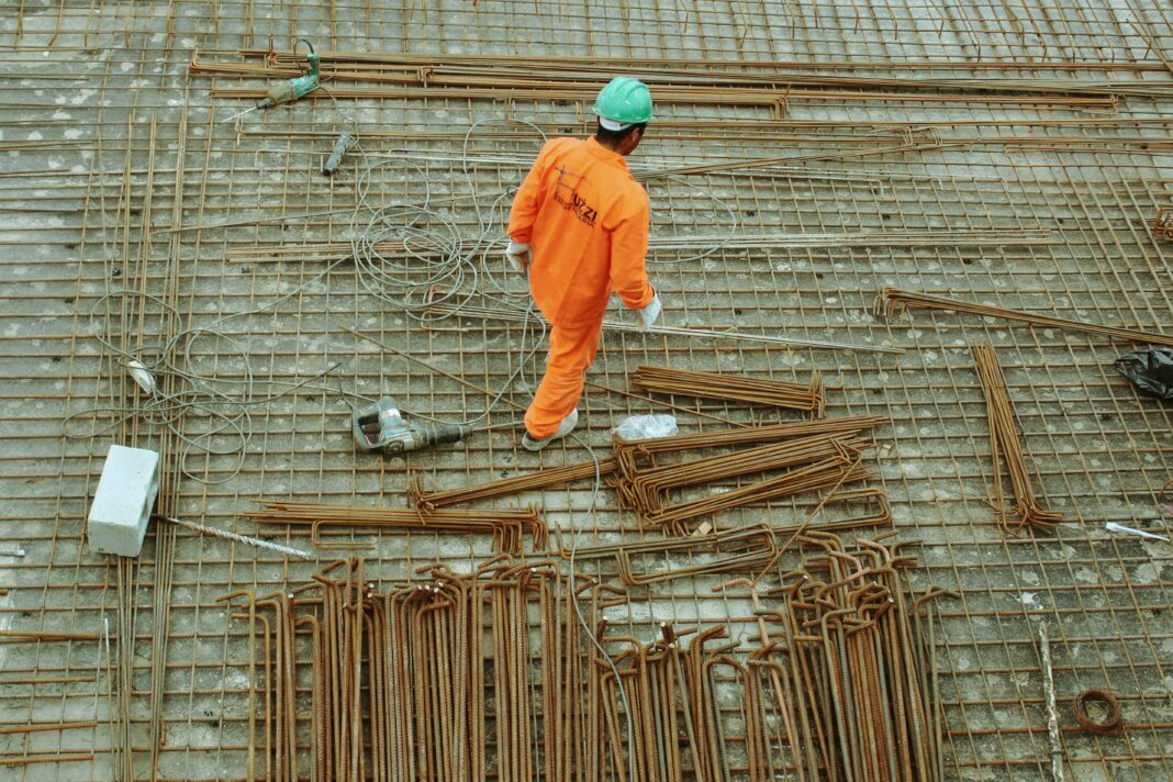 Proposta de redução da carga horária semanal encontra resistência por possível impacto econômico (Foto: Unsplash)