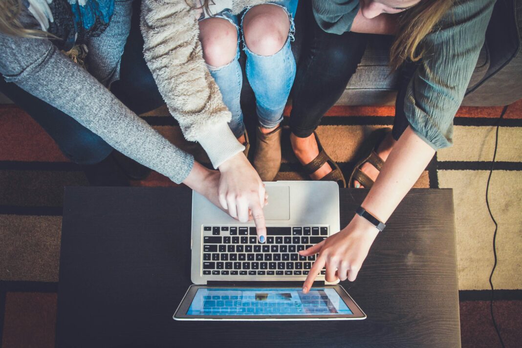 Estudo revela impacto da prática no debate público e na desinformação (Foto: Unsplash)