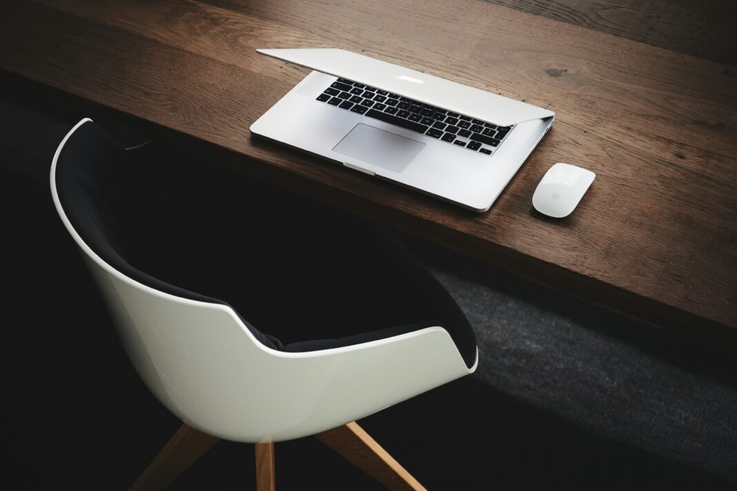Estudo revela demanda crescente por especialistas em TI, finanças, RH e outras áreas no Brasil (Foto: Unsplash)