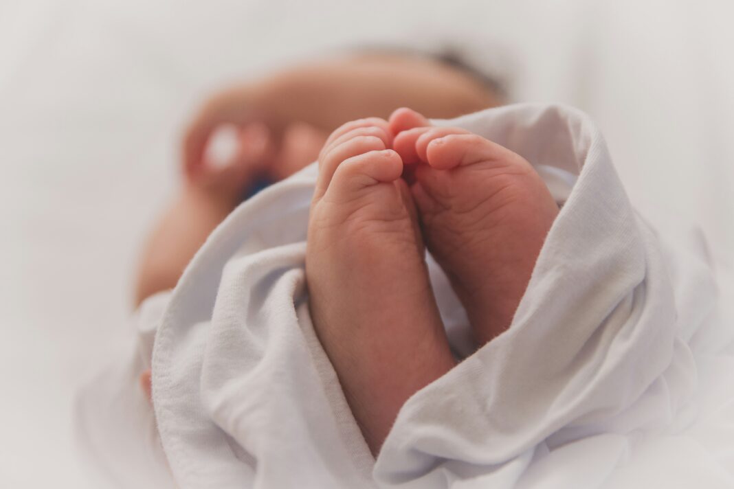 Inteligência Artificial oferece nova possibilidade de monitoramento neurológico para bebês na UTI (Foto: Unsplash)