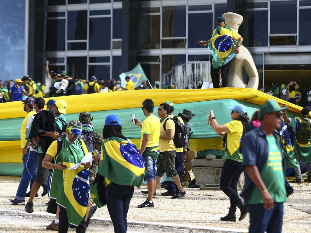 O requerimento foi apresentado pela deputada Gleisi Hoffmann, presidente do partido, e pelo líder do PT na Câmara, Odair Cunha (Foto: Instagram)
