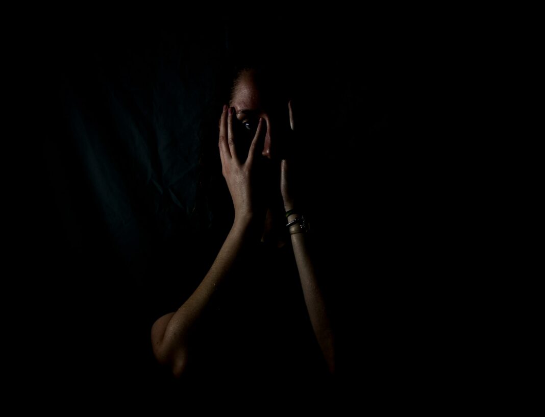 Um estudo realizado pela Universidade da Califórnia, em San Francisco, revela que pessoas com depressão apresentam temperaturas corporais mais altas (Foto: Unsplash)