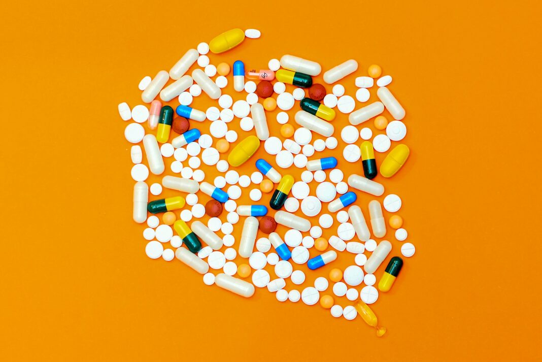 a época, um homem chamado James William Lewis chegou a ser apontado como principal suspeito após exigir dinheiro da empresa farmacêutica responsável para supostamente interromper os assassinatos (Foto: Unsplash)