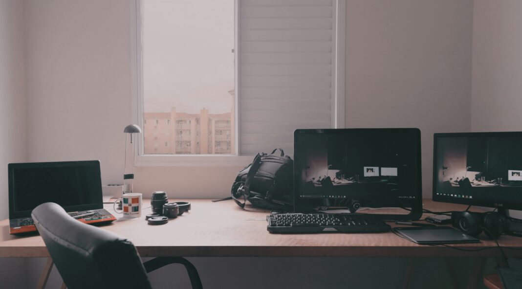 Com essa nova IA, seu computador pode se tornar mais eficiente e inteligente, assumindo o controle de uma série de funções cotidianas, como gerenciar janelas, abrir programas, responder e-mails e até fazer compras online automaticamente (Foto: Unsplash)