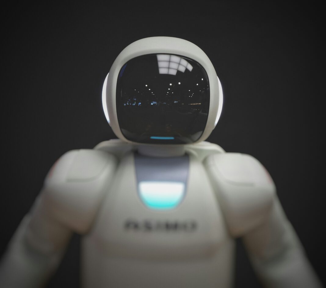 Atualmente, cerca de 7.000 desses robôs da Vinci estão ativos em hospitais ao redor do mundo, e o objetivo é aprimorar essa tecnologia para permitir que realizem cirurgias de maneira independente no futuro (Foto: Unsplash)