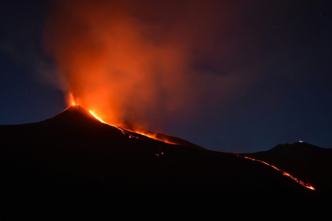 A última grande erupção registrada ocorreu em 1538, mas evidências geológicas indicam que o vulcão pode ter causado impactos catastróficos muito antes disso. (Foto: Unsplash)