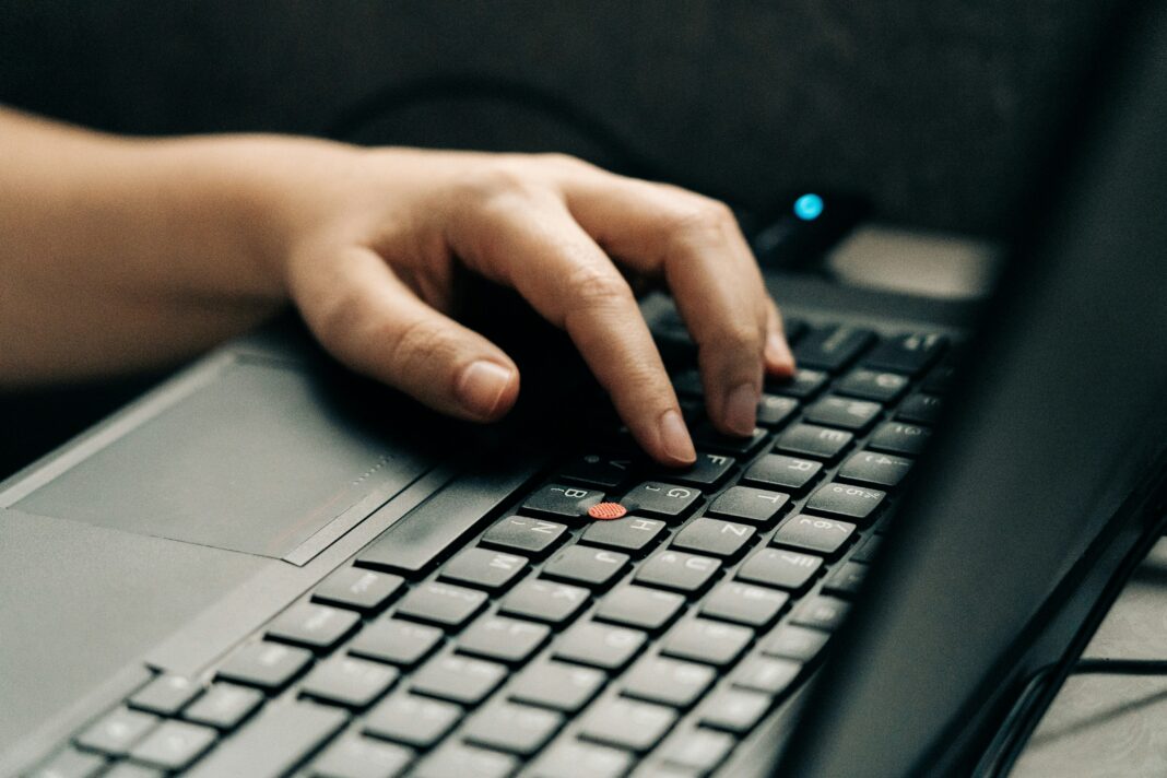 Empregadores priorizam competências em IA para cargos estratégicos, enquanto aumentam salários para profissionais qualificados (Foto: Unsplash)