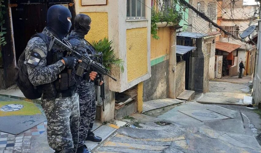 Um levantamento do Instituto Fogo Cruzado revelou que, desde o início de 2024, 16 pessoas foram baleadas ao entrarem por engano em comunidades do Rio de Janeiro e da região metropolitana (Foto: X)