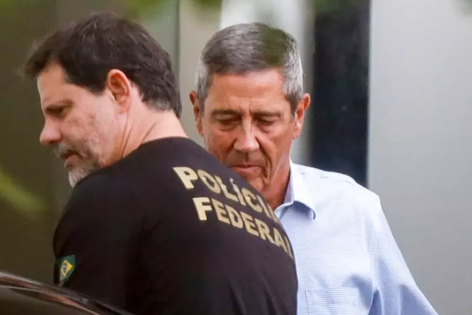 Detido no Quartel-General da 1ª Divisão do Exército, localizado na Vila Militar, na zona Oeste do Rio de Janeiro, o general da reserva Walter Braga Netto vive uma rotina que reflete as especificidades de sua posição na hierarquia militar (Foto: X)