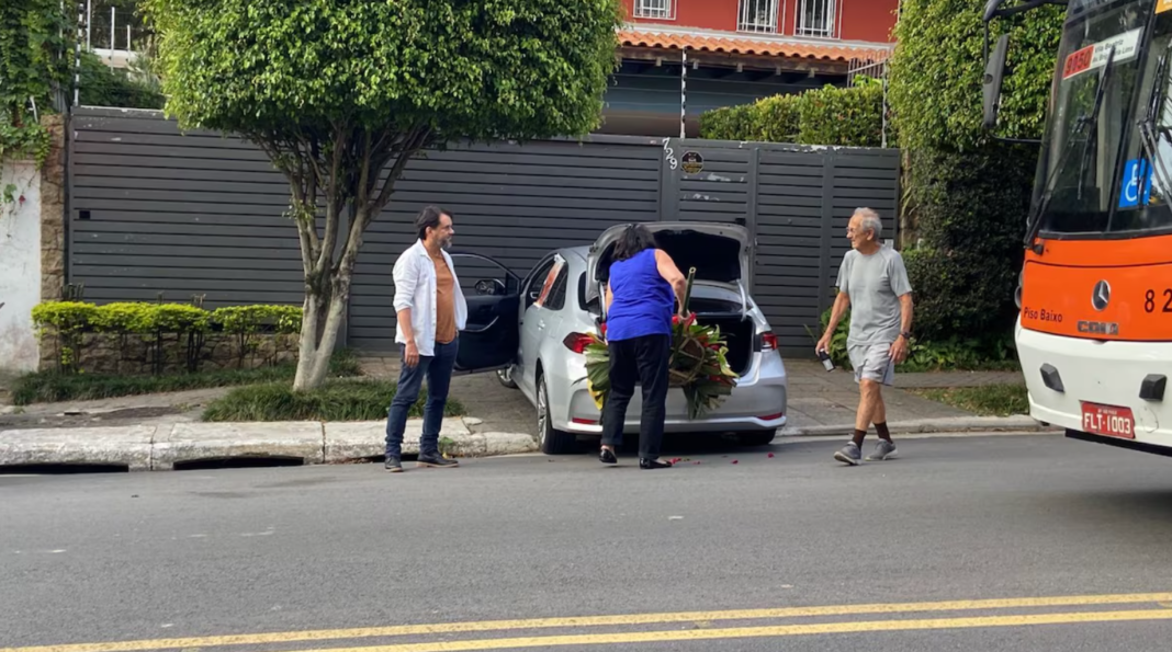 Uma mulher de 77 anos foi detida nesta quarta-feira, 18, em frente à residência do presidente Luiz Inácio Lula da Silva, em São Paulo, após cometer injúria racial contra um policial federal (Foto: X)