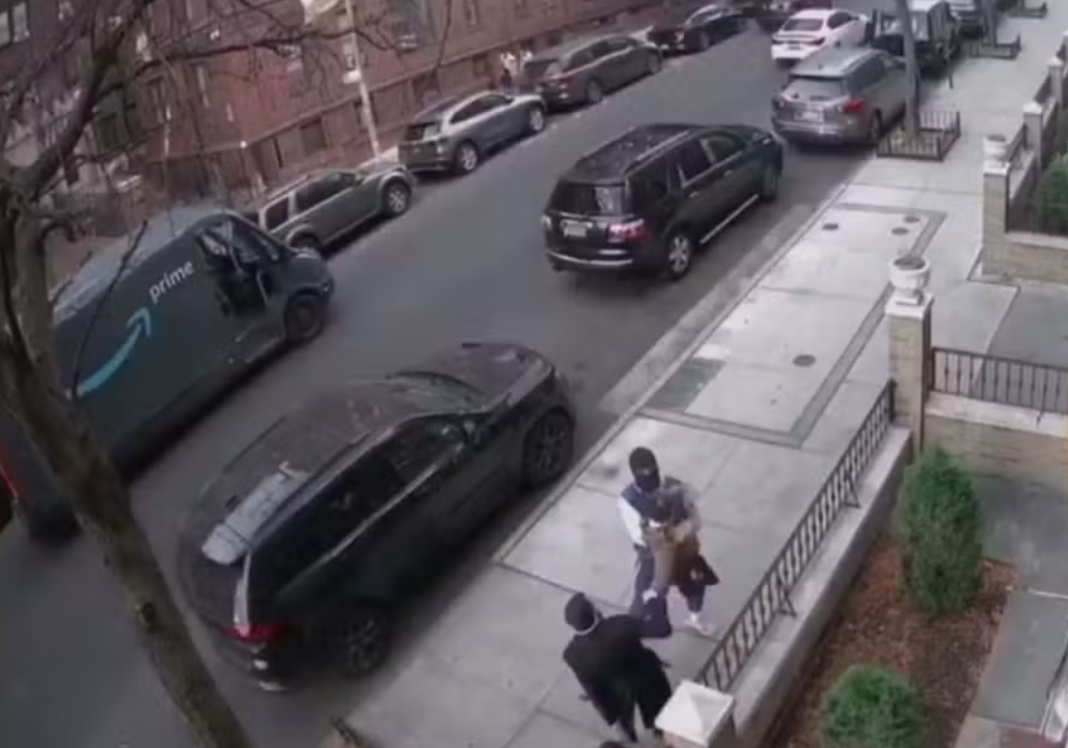 No Brooklyn, em Nova York, um homem mascarado foi preso após tentar sequestrar um menino de 6 anos, membro de uma família judaica hassídica, enquanto a criança caminhava ao lado do pai e de um irmão (Foto: X)