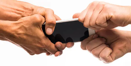 Perder o celular em um assalto ou furto pode ser um grande transtorno, mas agir rapidamente pode ajudar a reduzir os prejuízos e evitar problemas futuros (Foto: Unsplash)