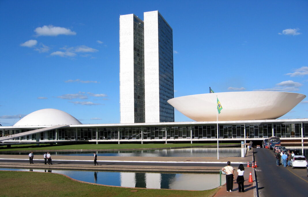 Outros 17% afirmaram que tanto faz viver sob uma democracia ou uma ditadura, enquanto 8% consideram que, em determinadas situações, um regime ditatorial pode ser mais adequado (Foto: Senado)