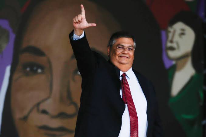 O ministro Flávio Dino, do Supremo Tribunal Federal (STF), determinou a suspensão de pagamentos de R$ 4,2 bilhões em emendas parlamentares e solicitou à Polícia Federal que investigue possíveis irregularidades na liberação desses recursos (Foto: X)
